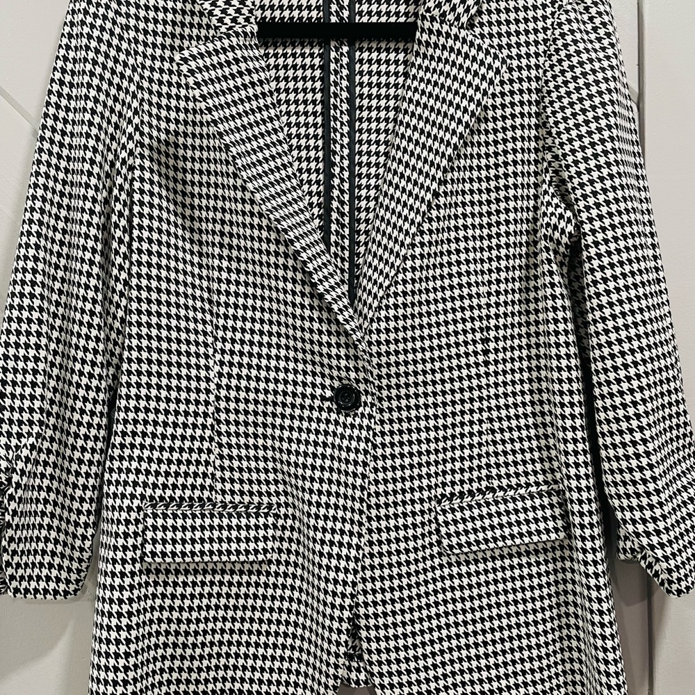 Woman’s black and white blazer excellent condition